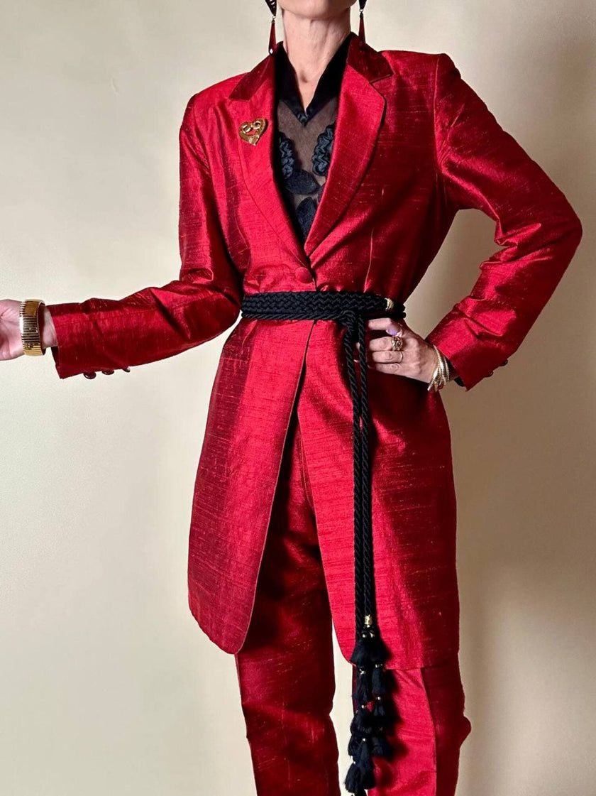 Tailleur pantalone rosso in shantung di seta grezza