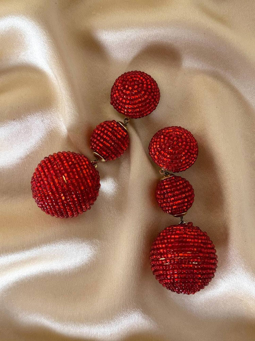 Maxi clip pendenti con sfere ricoperte di perline rosse