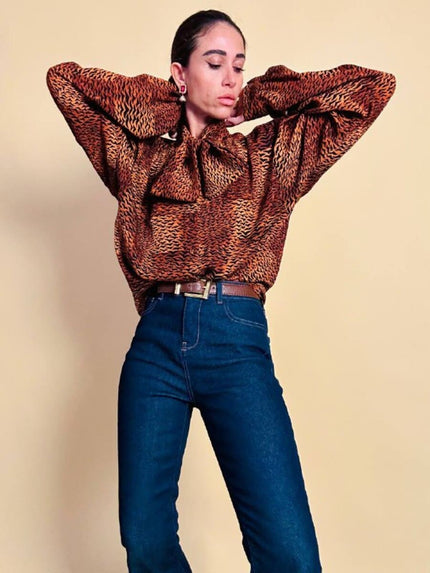 Camicia in pura seta con fiocco al collo e pattern micro rondini 