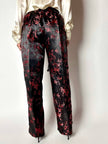 Pantalone vintage a vita alta in raso jacquard nero e rosso fantasia bambù e fiori di prugno