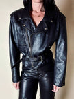 Giacca biker vintage in pelle nera con borchie dorate testa di medusa