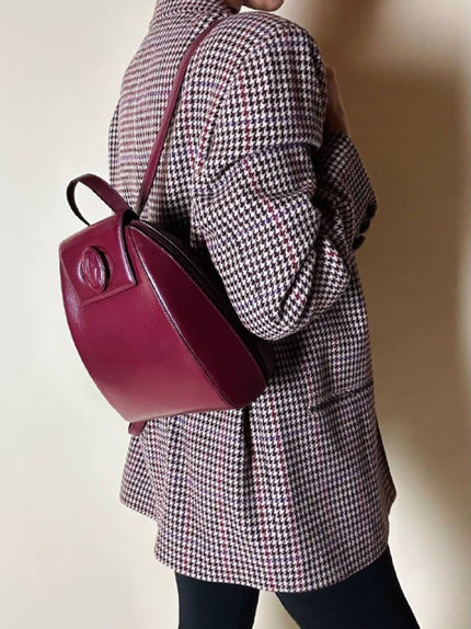 Zaino Must de Cartier in pelle bordeaux con hardware dorato