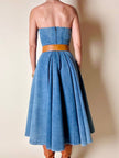 Abito sartoriale a fascia con gonna a ruota in denim effetto slavato
