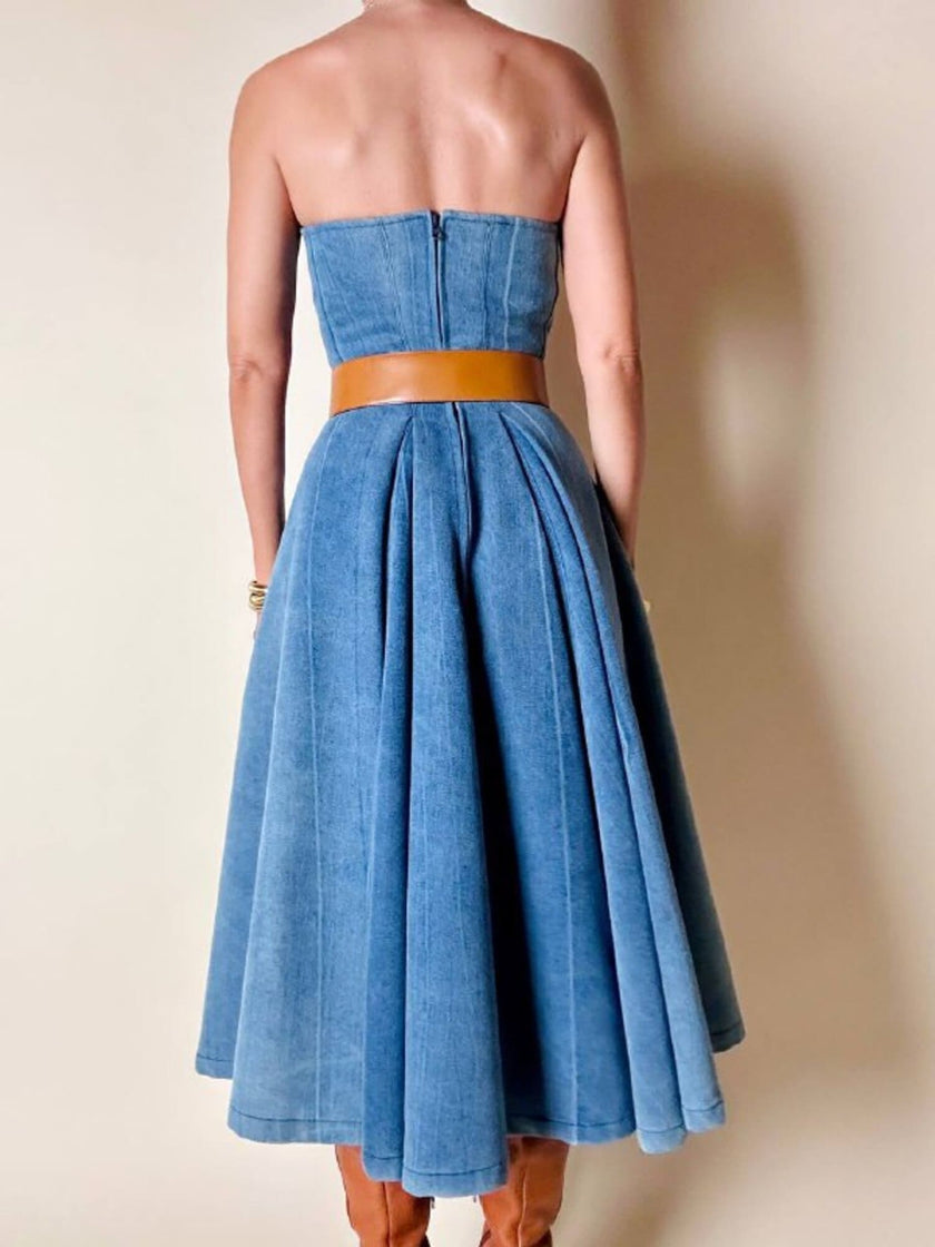 Abito sartoriale a fascia con gonna a ruota in denim effetto slavato