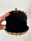Clutch vintage Scheilan realizzata in metallo oro a forma di conchiglia con maxi nappa couture