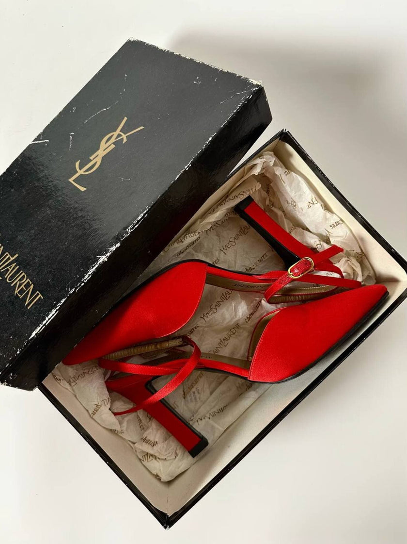 Décolleté vintage Yves Saint Laurent in raso di seta rosso lacca con cinturino alla caviglia