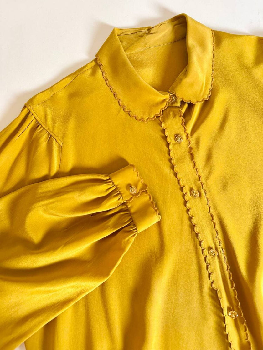 Camicia sartoriale in seta color senape con profili smerlati