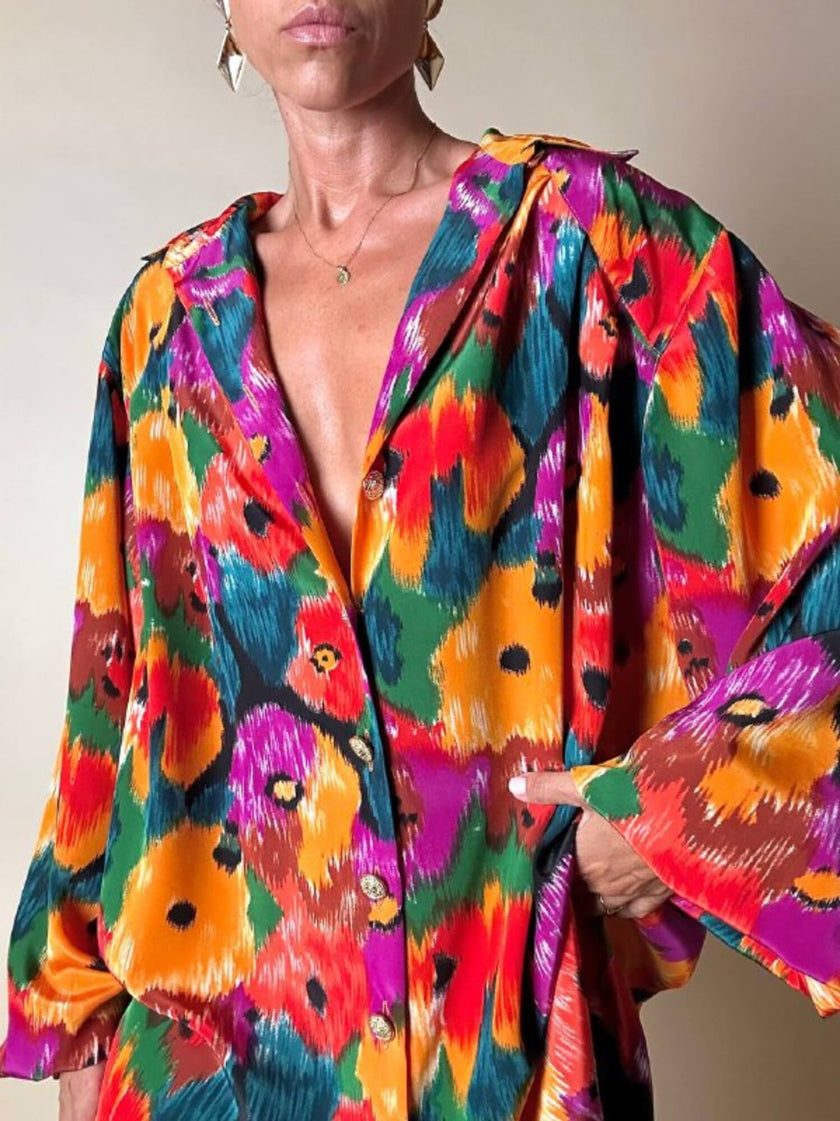 Oversized-Hemd mit buntem Blumenmuster und goldenen Knöpfen