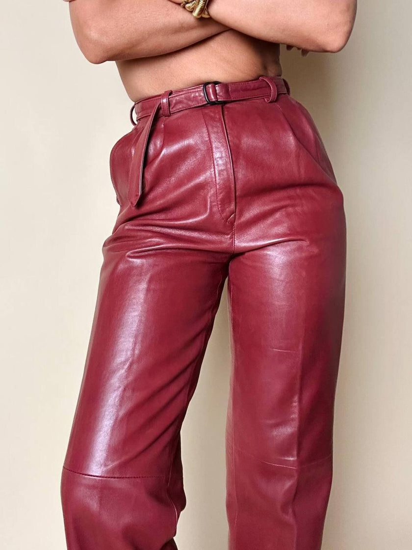 Pantalone in pelle mattone rosato a vita alta con pince e cintura in coordinato La Matta