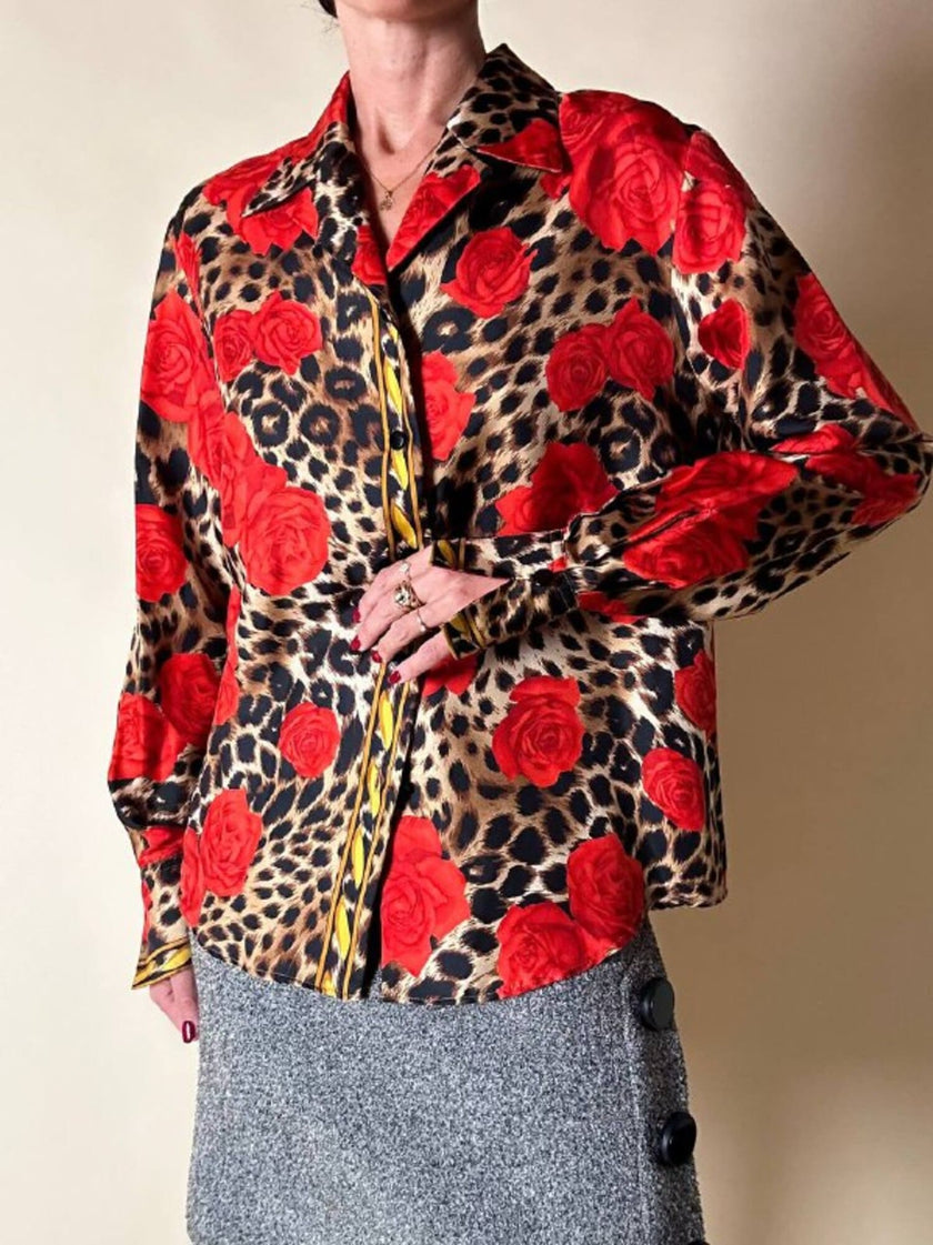 Camicia in seta leopardata con rose rosse e dettagli barocchi “Laurèl”