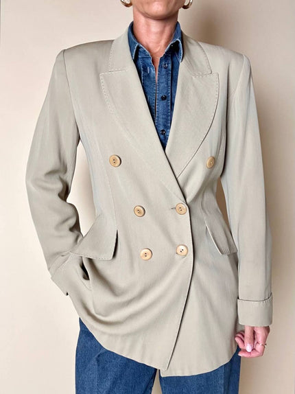 Blazer doppiopetto Ēlectre in rasato di lana beige con taglio ricercato e impunture in tinta