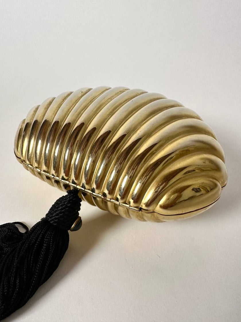 Clutch vintage Scheilan realizzata in metallo oro a forma di conchiglia con maxi nappa couture