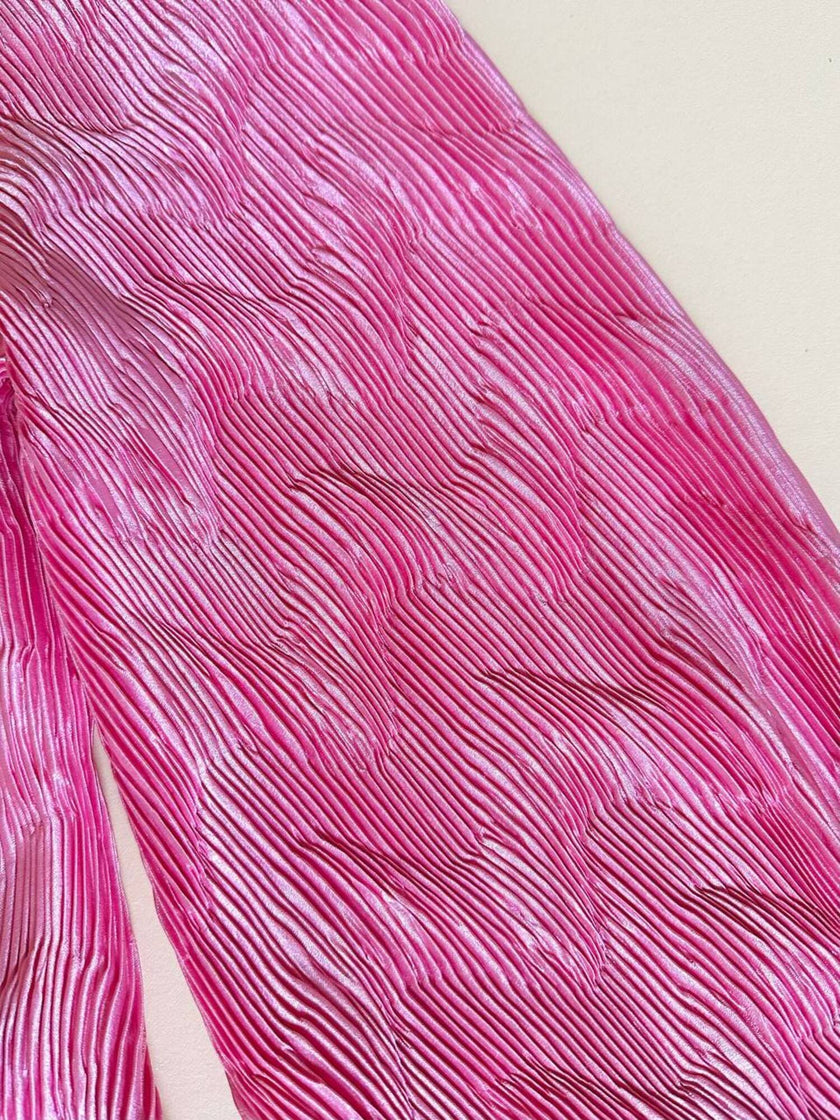 Camicia rosa in tessuto micro plissé con bottoni in madreperla “Ganni”