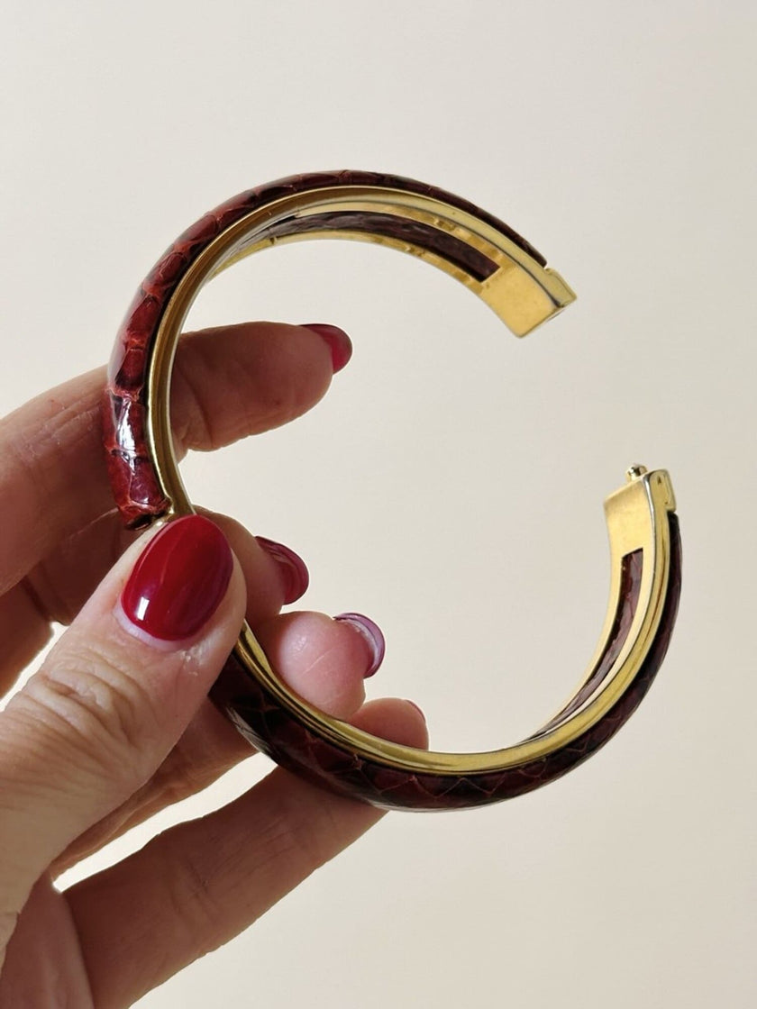Bracciale vintage rigido in metallo dorato e pelle di serpente rossa