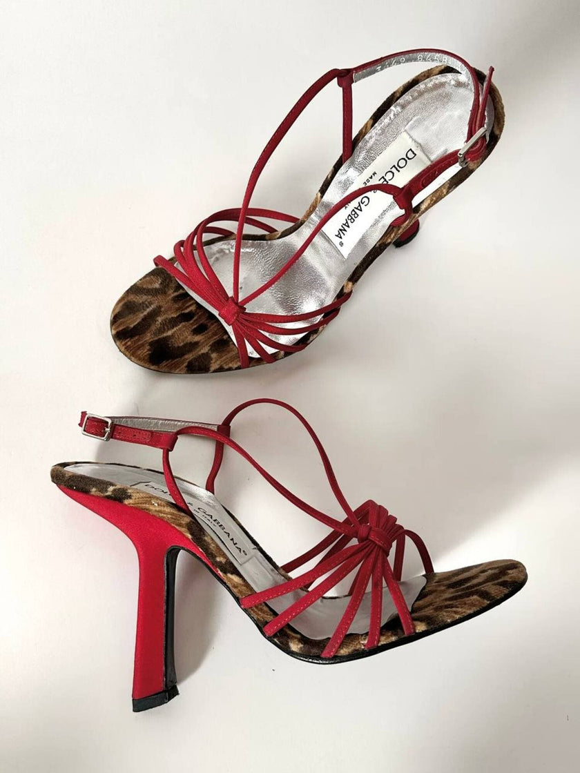 Sandalias vintage Dolce & Gabbana en crepé rojo y terciopelo con estampado de leopardo