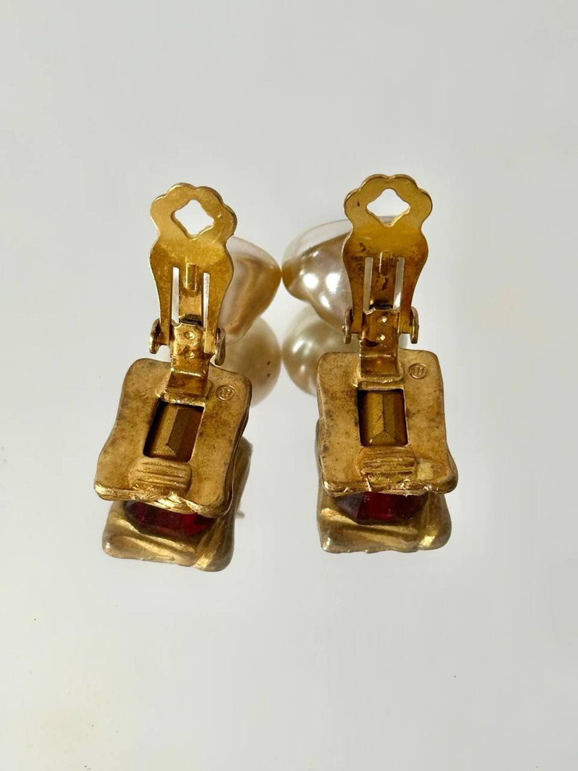 Orecchini vintage a clip con cristalli rosso rubino e perle barocche pendenti