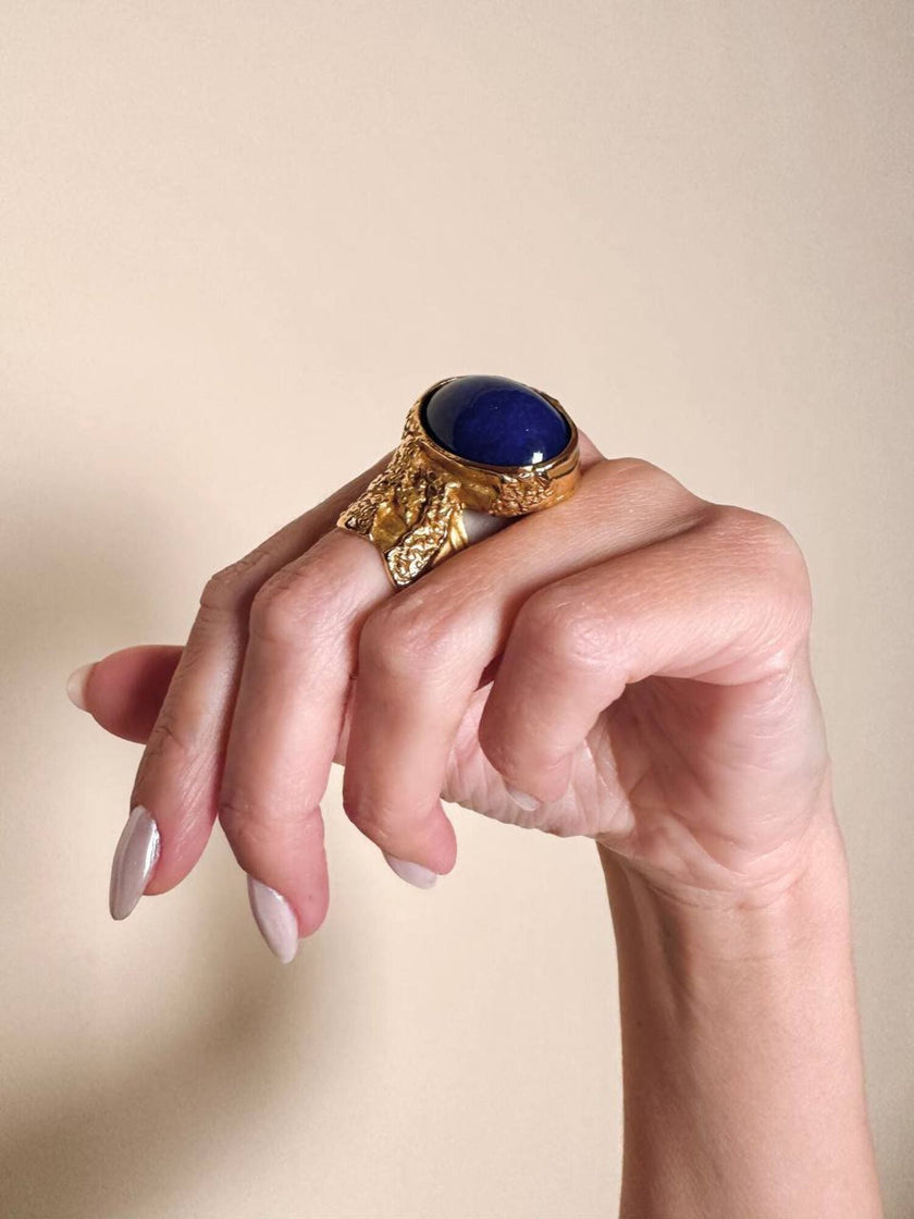 Anello Yves Saint Laurent Arty Ring con cabochon blu effetto Lapislazzuli