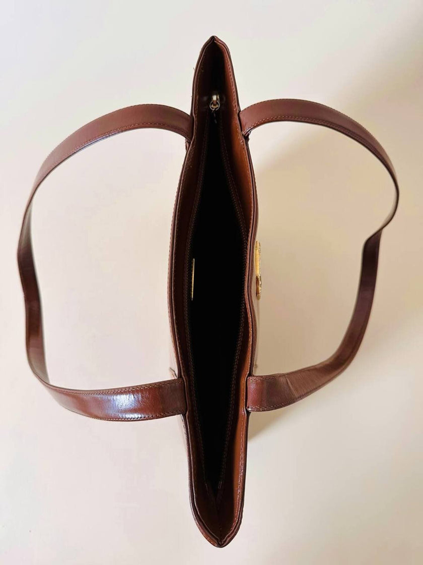 Borsa Yves Saint Laurent in pelle spazzolata color cuoio con accessorio gioiello