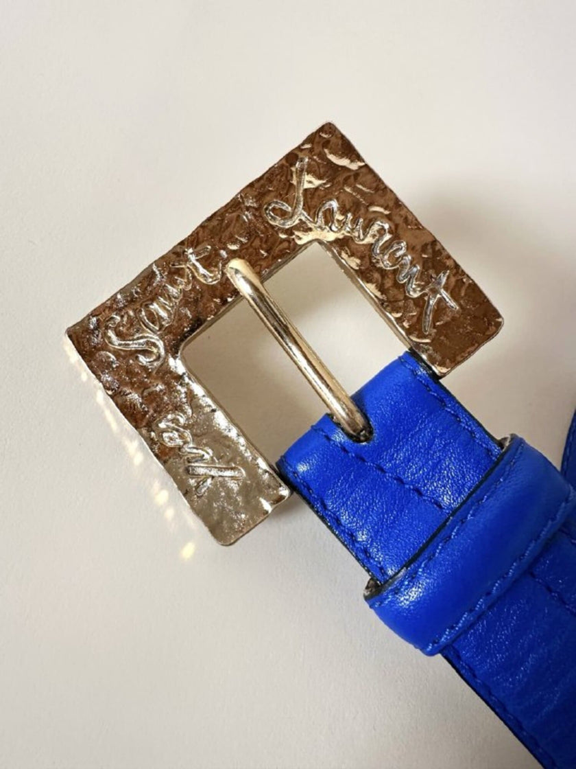 Cintura vintage Yves Saint Laurent in pelle bluette con fibbia gioiello dorata