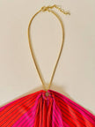 Abito midi a righe nei toni del fucsia e rosso con collana gioiello “Armonie”