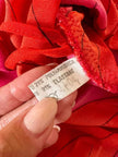 Abito midi a righe nei toni del fucsia e rosso con collana gioiello “Armonie”