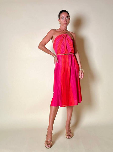 Abito midi a righe nei toni del fucsia e rosso con collana gioiello “Armonie”
