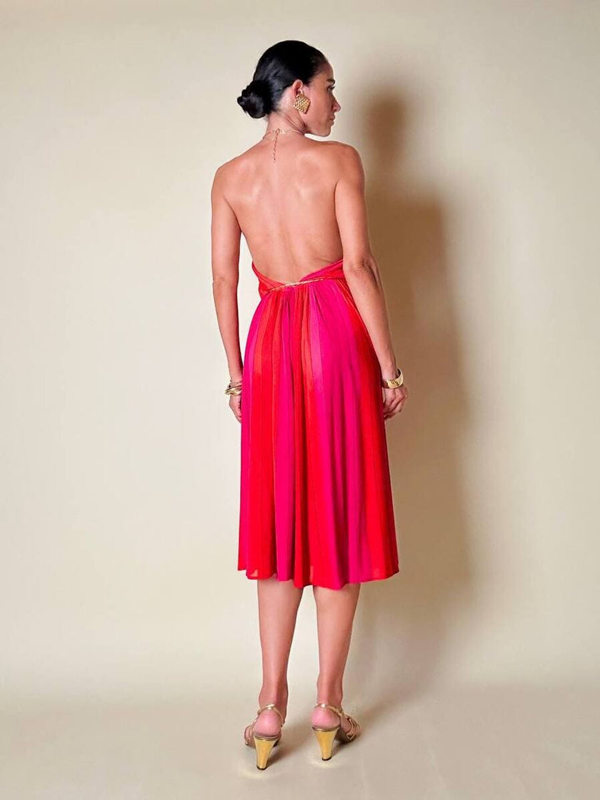 Abito midi a righe nei toni del fucsia e rosso con collana gioiello “Armonie”