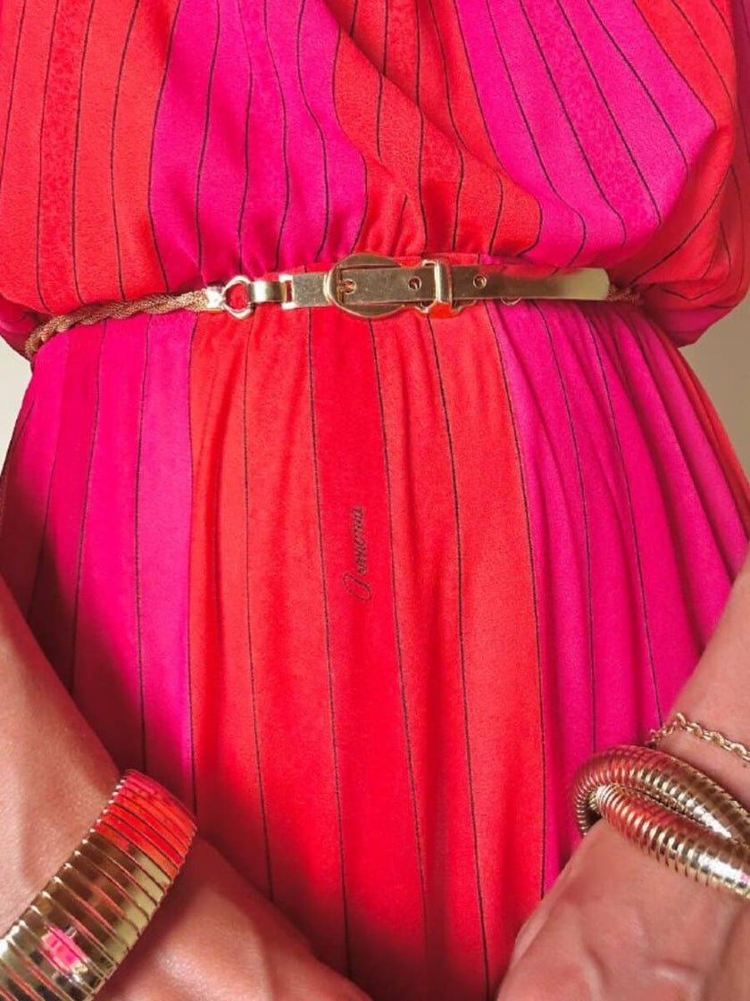 Abito midi a righe nei toni del fucsia e rosso con collana gioiello “Armonie”