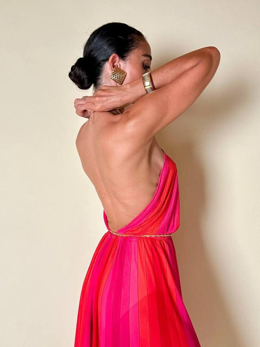 Abito midi a righe nei toni del fucsia e rosso con collana gioiello “Armonie”