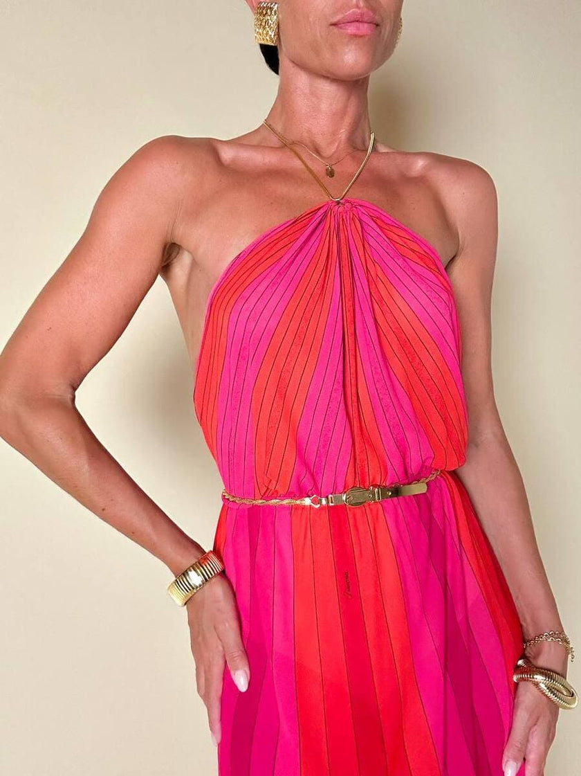 Abito midi a righe nei toni del fucsia e rosso con collana gioiello “Armonie”