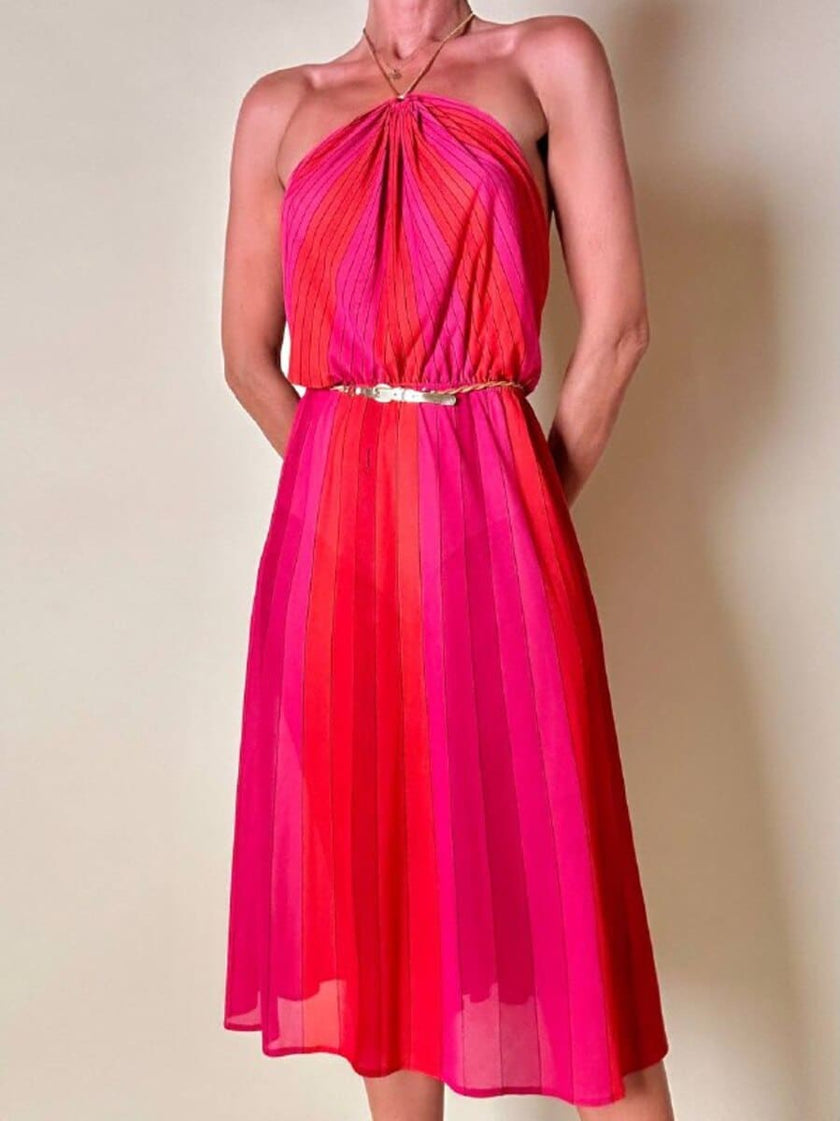 Abito midi a righe nei toni del fucsia e rosso con collana gioiello “Armonie”