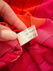 Abito midi a righe nei toni del fucsia e rosso con collana gioiello “Armonie”