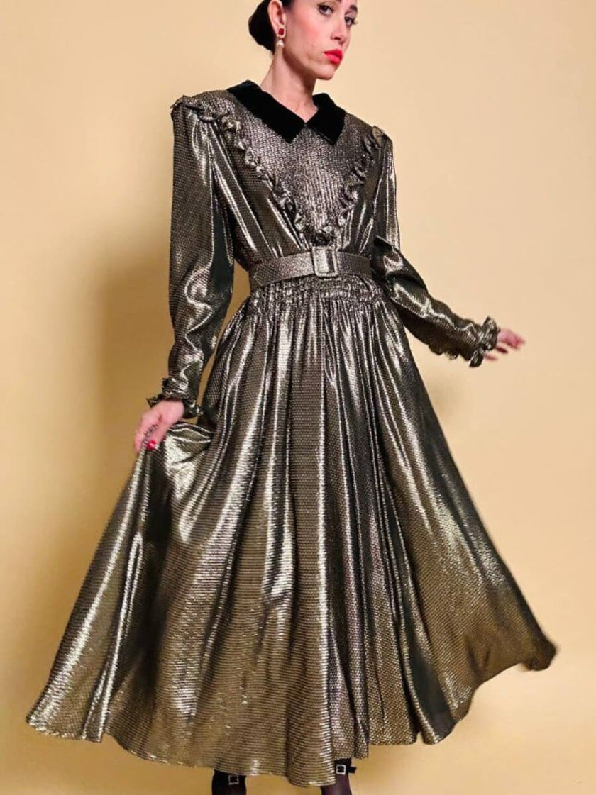 Maxi dress in seta e lamè oro con colletto in velluto nero “Valentino Miss V”