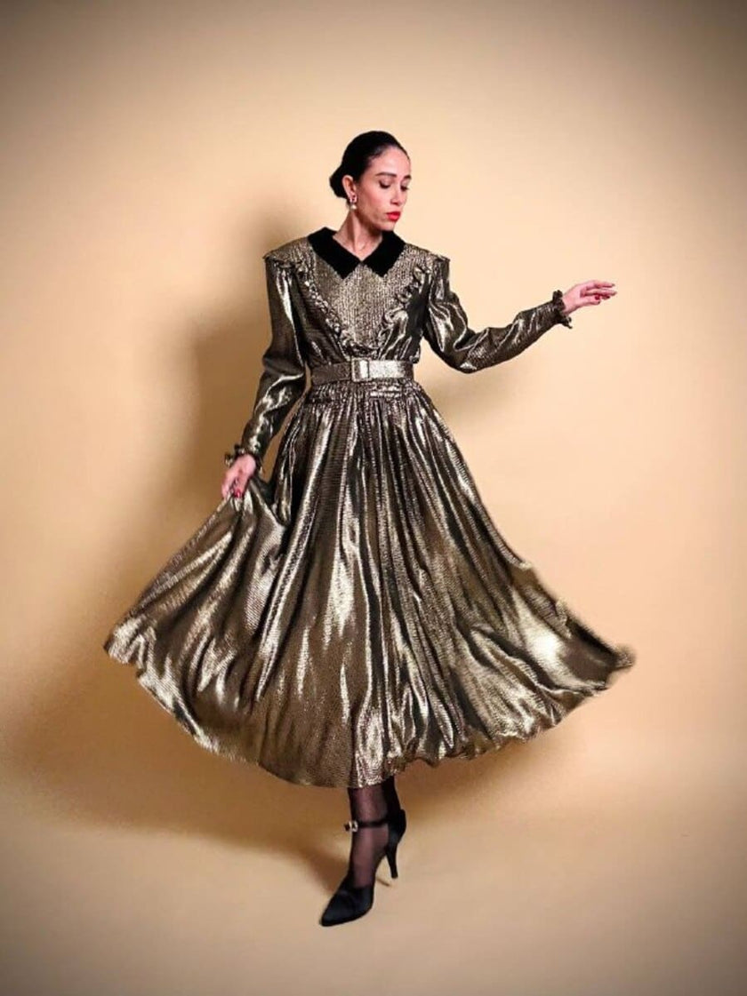 Maxi dress in seta e lamè oro con colletto in velluto nero “Valentino Miss V”