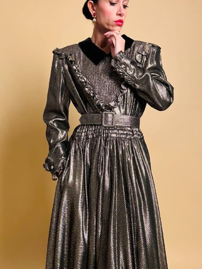 Maxi dress in seta e lamè oro con colletto in velluto nero “Valentino Miss V”