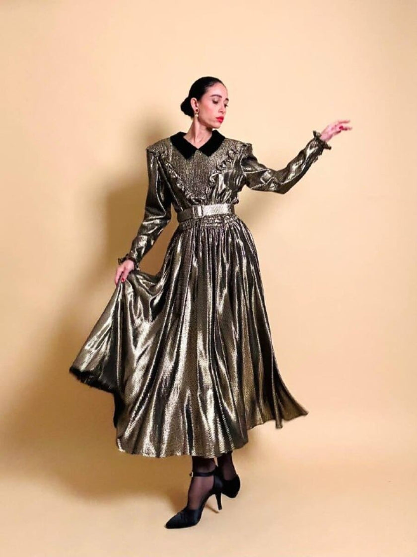 Maxi dress in seta e lamè oro con colletto in velluto nero “Valentino Miss V”