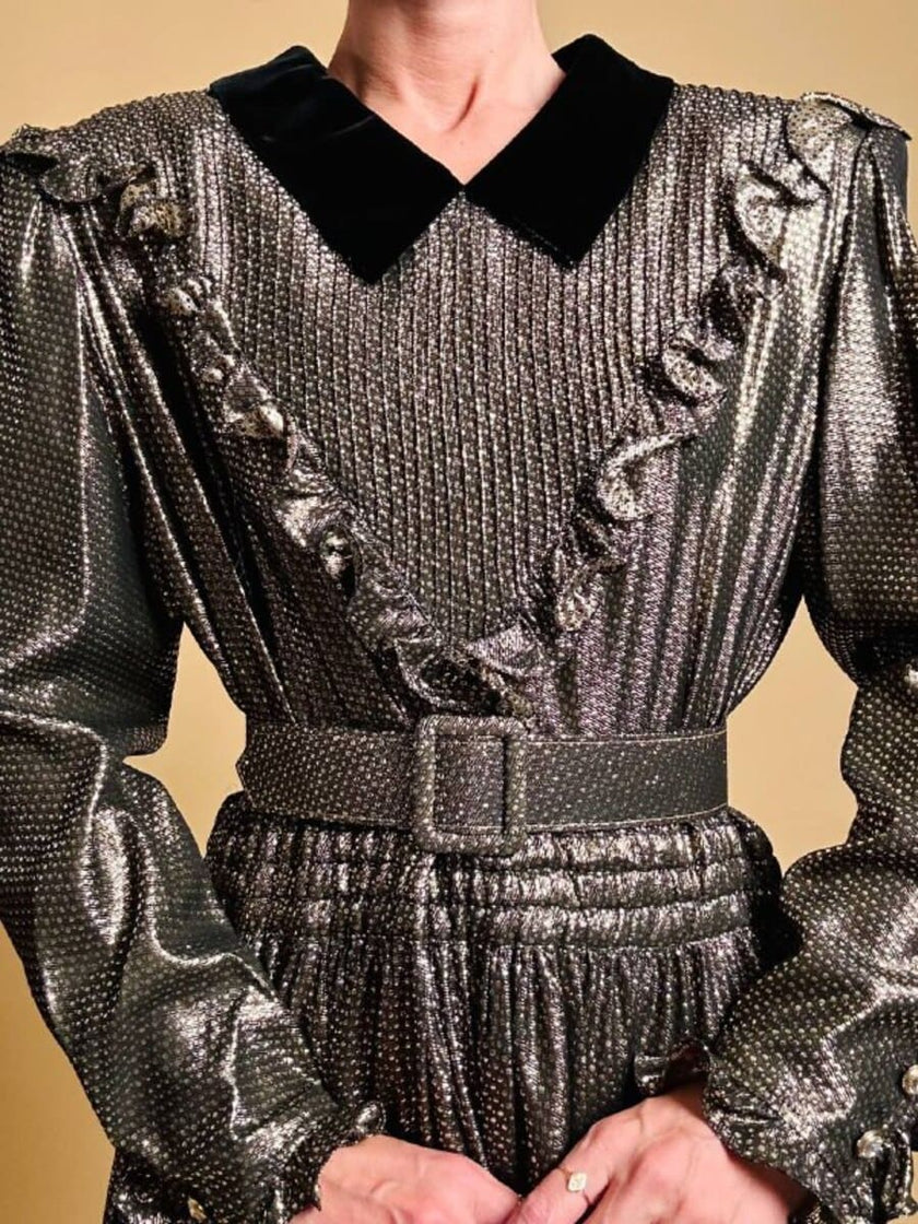 Maxi dress in seta e lamè oro con colletto in velluto nero “Valentino Miss V”