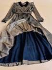 Maxi dress in seta e lamè oro con colletto in velluto nero “Valentino Miss V”