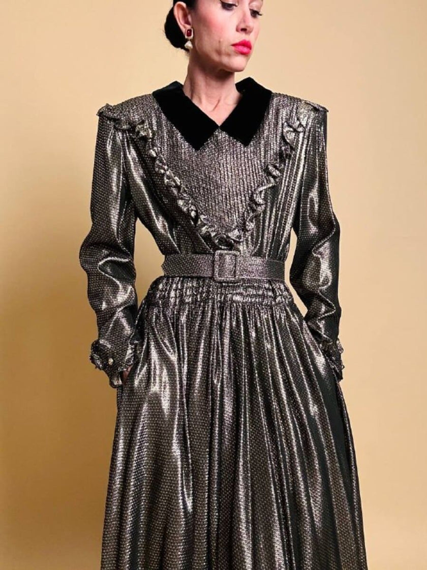 Maxi dress in seta e lamè oro con colletto in velluto nero “Valentino Miss V”