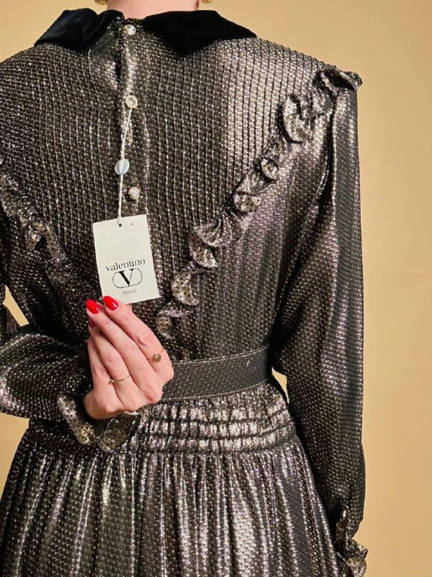 Maxi dress in seta e lamè oro con colletto in velluto nero “Valentino Miss V”