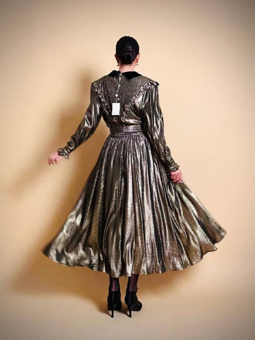 Maxi dress in seta e lamè oro con colletto in velluto nero “Valentino Miss V”