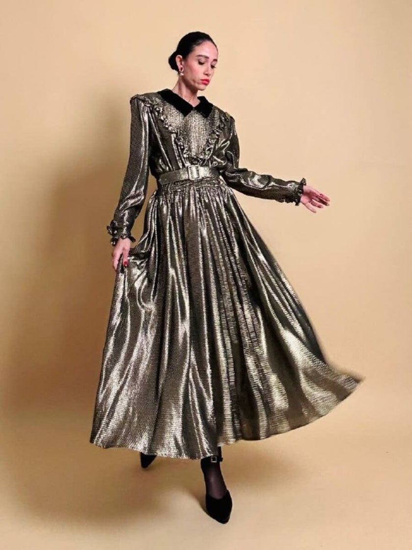 Maxi dress in seta e lamè oro con colletto in velluto nero “Valentino Miss V”