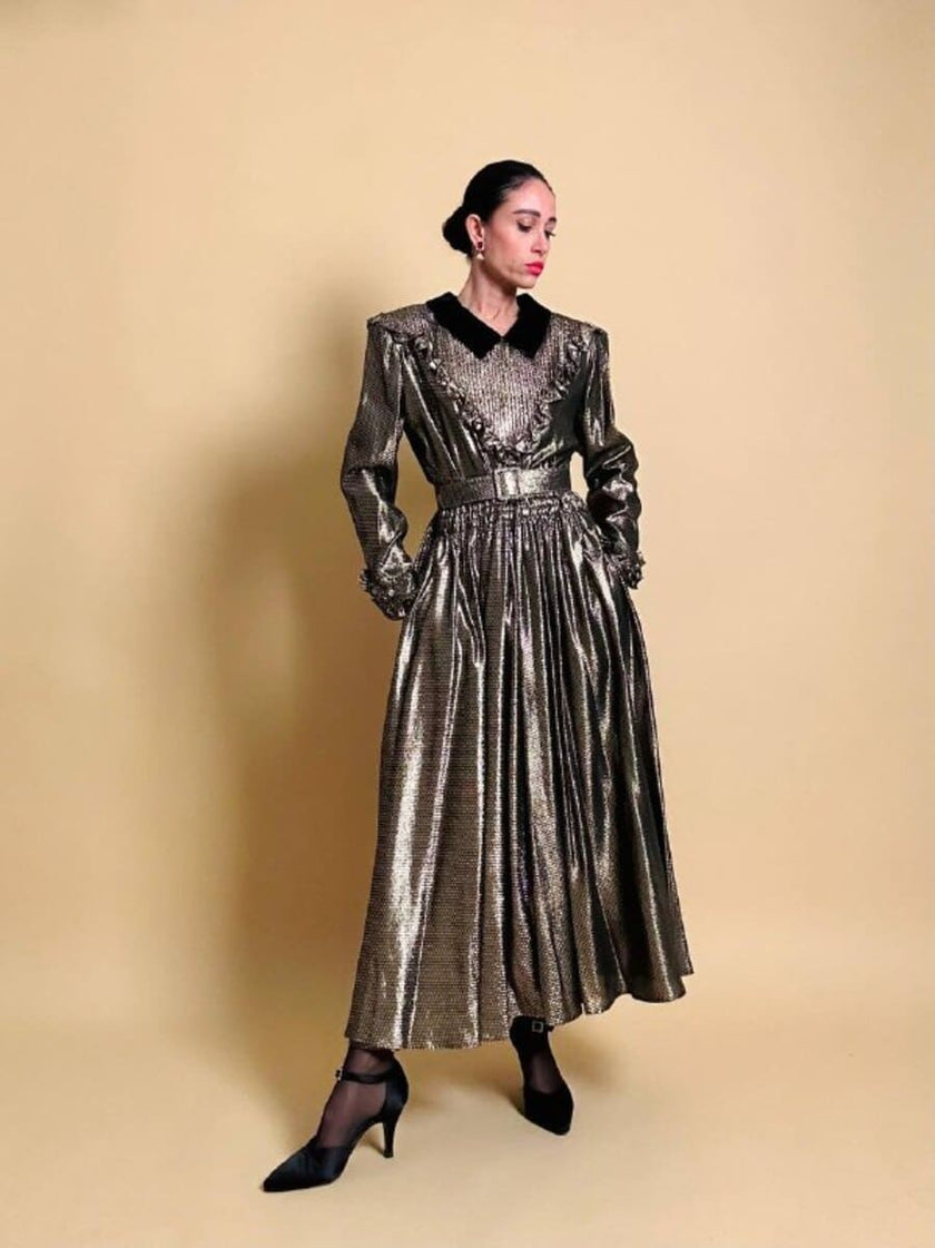 Maxi dress in seta e lamè oro con colletto in velluto nero “Valentino Miss V”