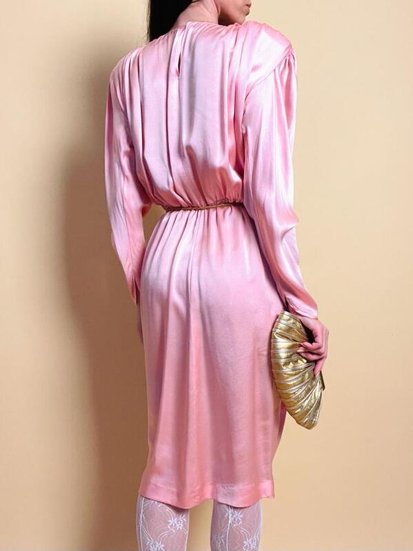 Cocktail dress in seta rosa con ricamo in paillettes