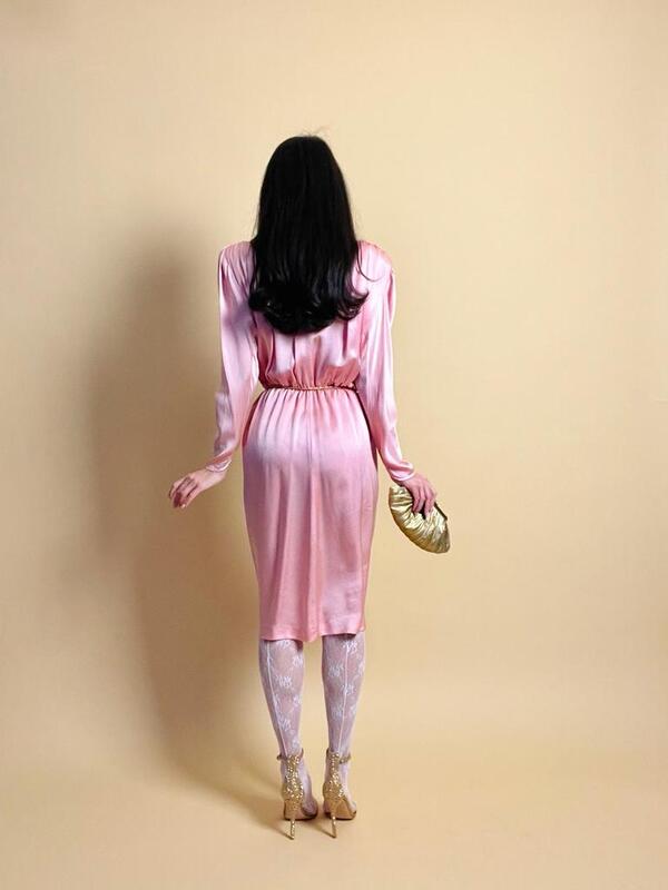 Cocktail dress in seta rosa con ricamo in paillettes