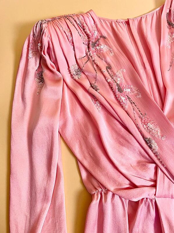 Cocktail dress in seta rosa con ricamo in paillettes