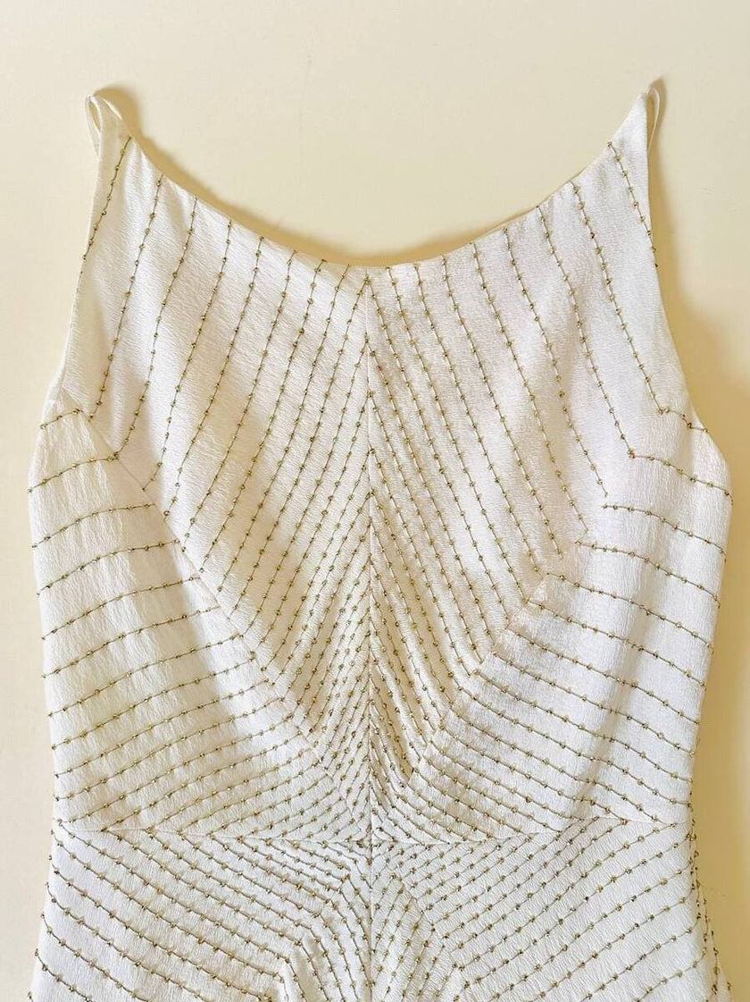 Abito sartoriale in crèpe di seta bianco ricamato in lamè oro
