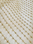 Abito sartoriale in crèpe di seta bianco ricamato in lamè oro