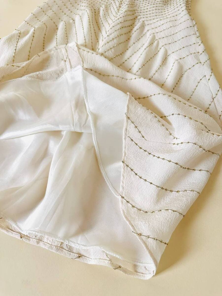 Abito sartoriale in crèpe di seta bianco ricamato in lamè oro