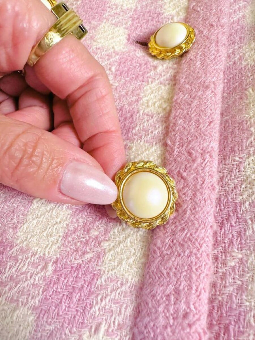 Abito doppiopetto a quadretti avorio e rosa con bottoni gioiello “Rena Lange”